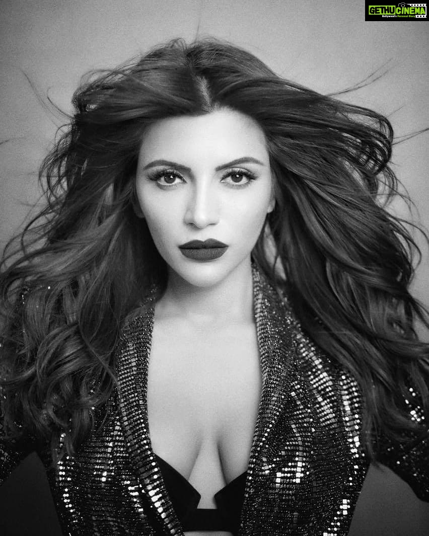 Shama Sikander Instagram - Know that you can start late, Look Different, Be uncertain and still succeed..... . . . #beautiful #look #blacknwhite #loveyouself #blessed #positivevibes #happiness #inspiration #believe Ohio , U.S.A