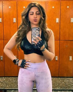 Shama Sikander Instagram - Being goofy in the dressing room.... Leave a ❤️ if you do the same in your gym 🤓
.
.
.
#fitness #gym #workout #motivation #picoftheday #dressingroom #fit #health #lifestyle #goals