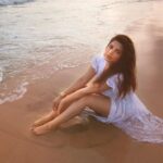 Shama Sikander Instagram - You Are Not A Drop In The Ocean,You Are The Entire Ocean In A Drop🌊 . . . #ocean #photoshoot #onlocation #shootdairies #look #stylish #fashion #influencer #sea #beach #happiness #smile #shamasikander