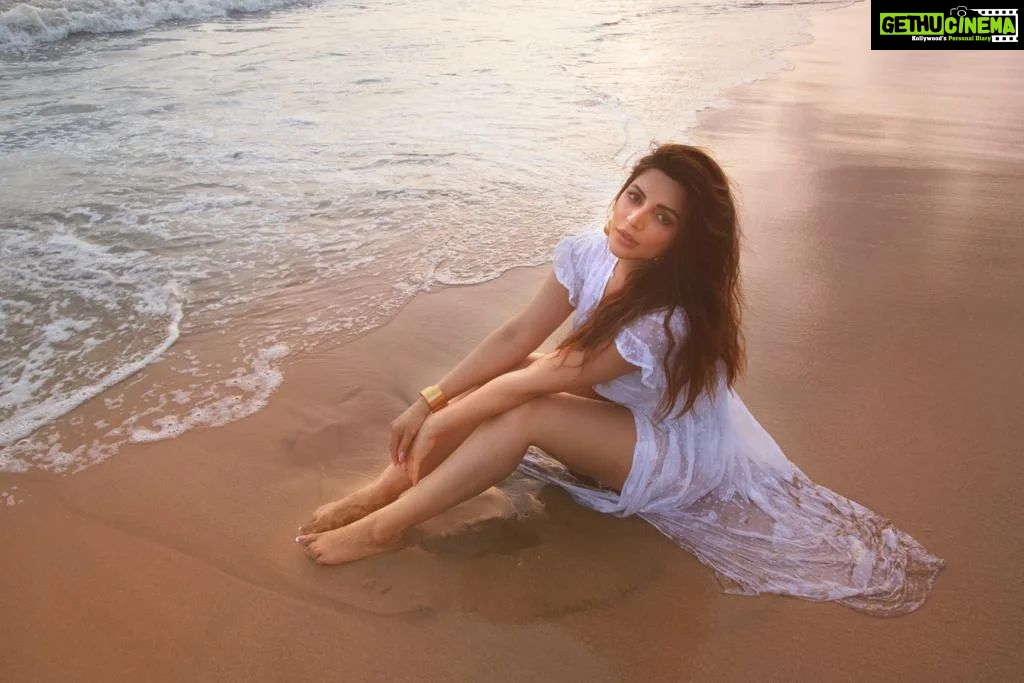 Shama Sikander Instagram - You Are Not A Drop In The Ocean,You Are The Entire Ocean In A Drop🌊 . . . #ocean #photoshoot #onlocation #shootdairies #look #stylish #fashion #influencer #sea #beach #happiness #smile #shamasikander