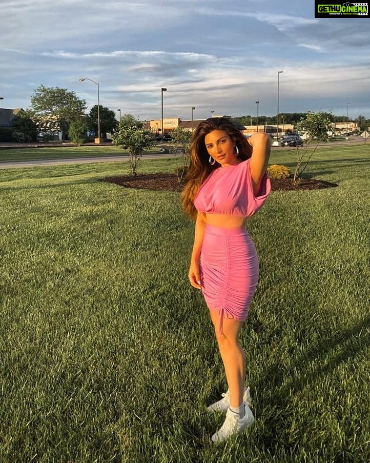 Shama Sikander Instagram - It is so often the small things: a Smell, a sound, a piece of light, the leaves of a tree in the wind. That make up the essence of a moment in time..... . . . #beautiful #nature #gratitude #love #happiness #motivation #positivevibes #inspiration #believe #blessed Ohio , U.S.A
