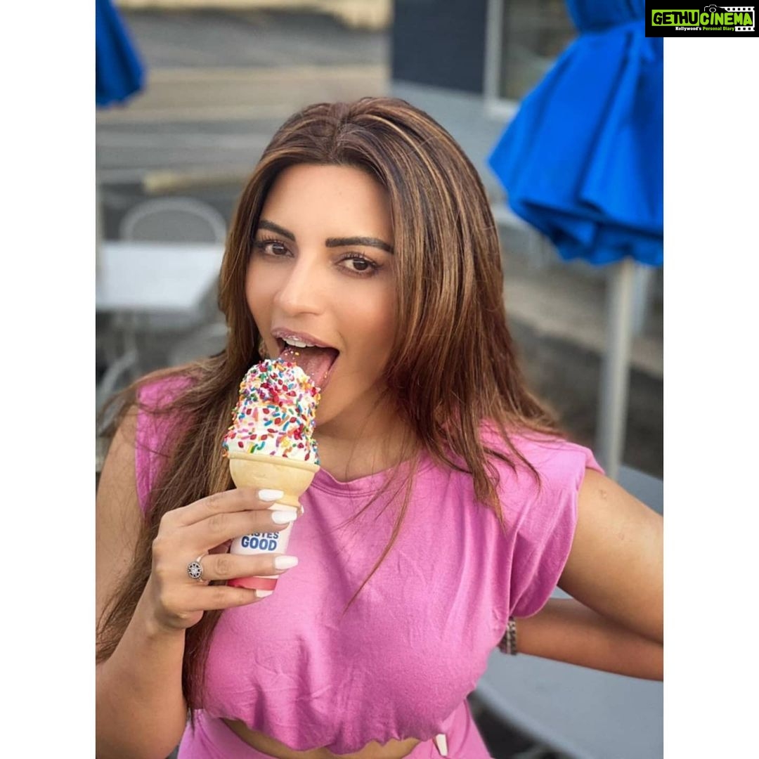 Shama Sikander Instagram - Yupppp happy does taste good....πππ Yuppp i ate it alll and I devoured itπππ . . #icecream #foodie #yummy #happiness #delicious #sweet #tasty #icecreamlover #photooftheday Ohio , U.S.A