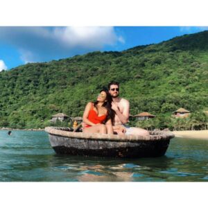 Shama Sikander Instagram - Oh beaches, oh sand oh mountains, how i miss youu and yearn for you❤️❤️❤️❤️ @jamesmilliron
.
.
.
#beach #sand #mountain #clouds #travel #nature #love #happiness #beautiful #beachvibes