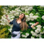 Shama Sikander Instagram - Its spring time... And everything is in full bloom...😍🥰 . . . #springtime #nature #flowers #love #vibes #weather #sunshine #blossom #trees #green #colorful Ohio , U.S.A