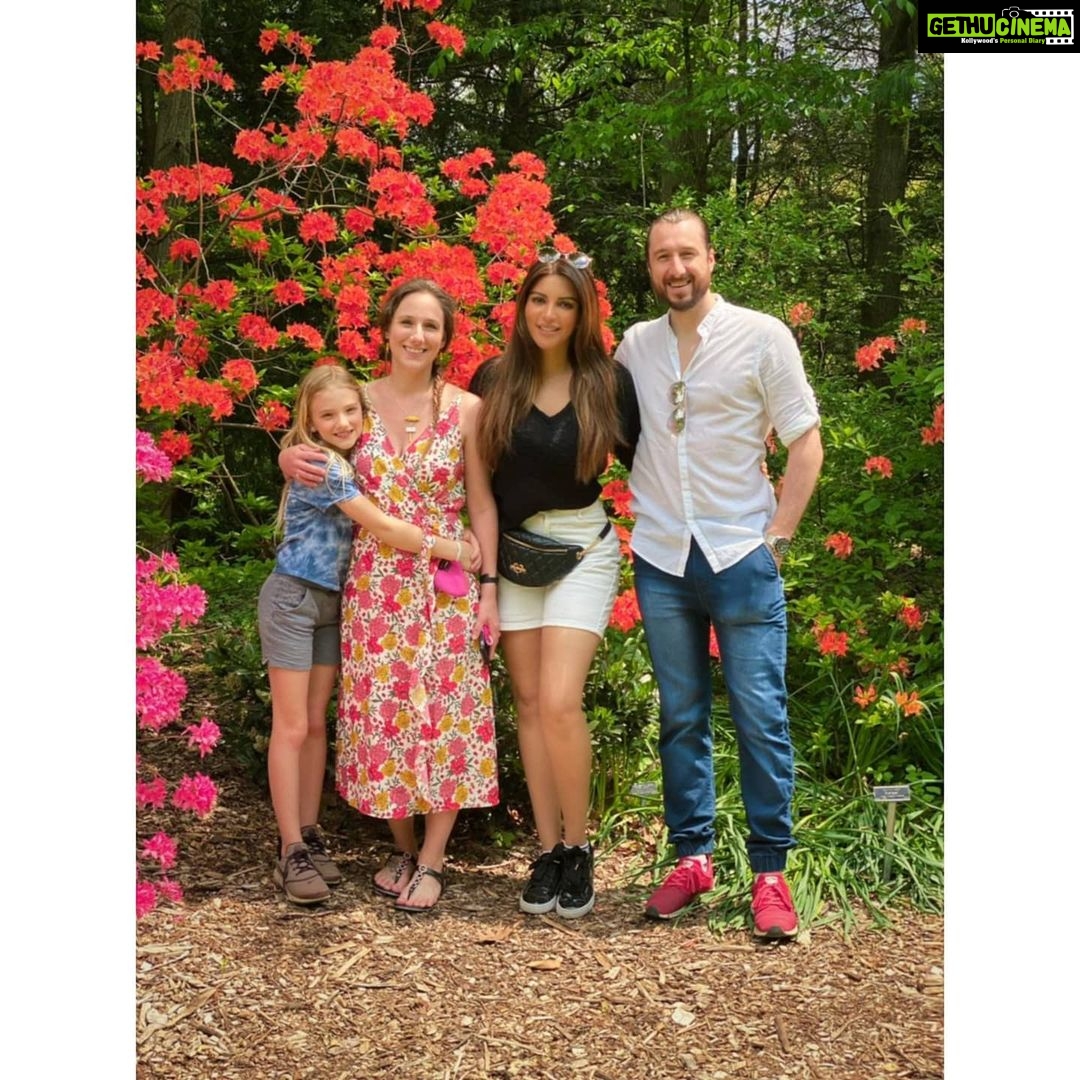 Shama Sikander Instagram - Its spring time... And everything is in full bloom...😍🥰 . . . #springtime #nature #flowers #love #vibes #weather #sunshine #blossom #trees #green #colorful Ohio , U.S.A