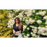 Shama Sikander Instagram - Its spring time... And everything is in full bloom...😍🥰 . . . #springtime #nature #flowers #love #vibes #weather #sunshine #blossom #trees #green #colorful Ohio , U.S.A