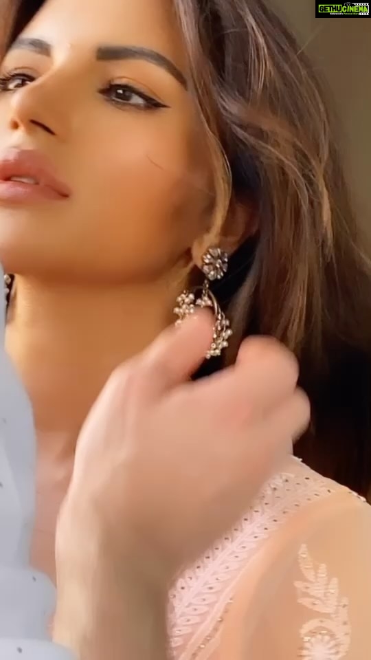 Shama Sikander Instagram - #mood....🥰 #love #romance #reels #reelsinstagram #reelitfeelit #reelkarofeelkaro #reelsindia #reelsvideo #punjabi #punjabisongs #lovethis #intenselove ❤️😇#gratitude @jamesmilliron