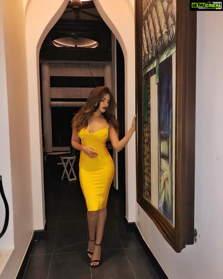 Shama Sikander Instagram - Shine is my Favourite Color 😇 . . . #shine #love #beauty #fashion #sparkle #smile #style #nature #bright #yellow #sunshine #glow #goodvibes Mumbai, Maharashtra