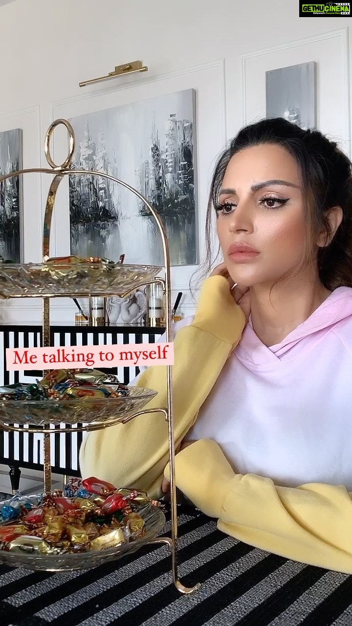Shama Sikander Instagram - Kabhi kabhi chalta hai yaar....ππ€π #foodlover #lovesweets #chocolate #ilovefood #cheatday #donteatbadfood #eathealthy #comedy #reallifecomedy #selfconversation #italktomyself #reels #reelsinstagram #reelitfeelit #reelsvideo