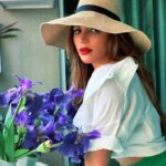 Shama Sikander Instagram - When one has a grateful Heart, life is so Beautiful.... . . . Photographer:- @pranjali_nigudkar #monday #mood #nature #love #vibes #beautiful #inspiration #positivevibes #selfcare #stayhealthy #stayhome #staysafe Mumbai, Maharashtra