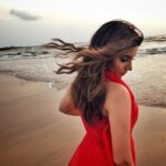 Shama Sikander Instagram – Shades of red….🥰❤️
.
.
.
#passion #love #happiness #beach #life #photography Mumbai, Maharashtra