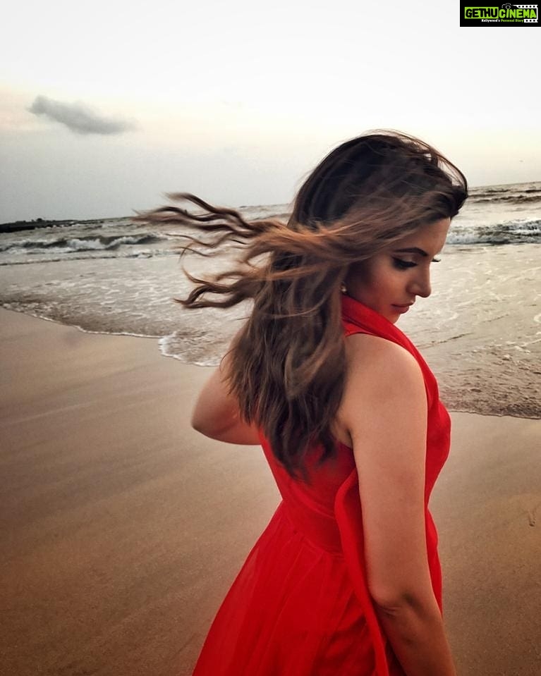 Shama Sikander Instagram - Shades of red....🥰❤️ . . . #passion #love #happiness #beach #life #photography Mumbai, Maharashtra