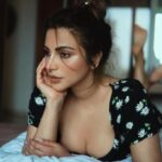 Shama Sikander Instagram - Tere khayaal mein jab bekhayaal hoti hoon, jara si der ko he sahi bemisaal hoti hoon.... . . . #shayari #love #photoshootdairies #photoshoot #loveyourself #happysunday #mood #actorslife #mumbai #shamasikander Mumbai, Maharashtra