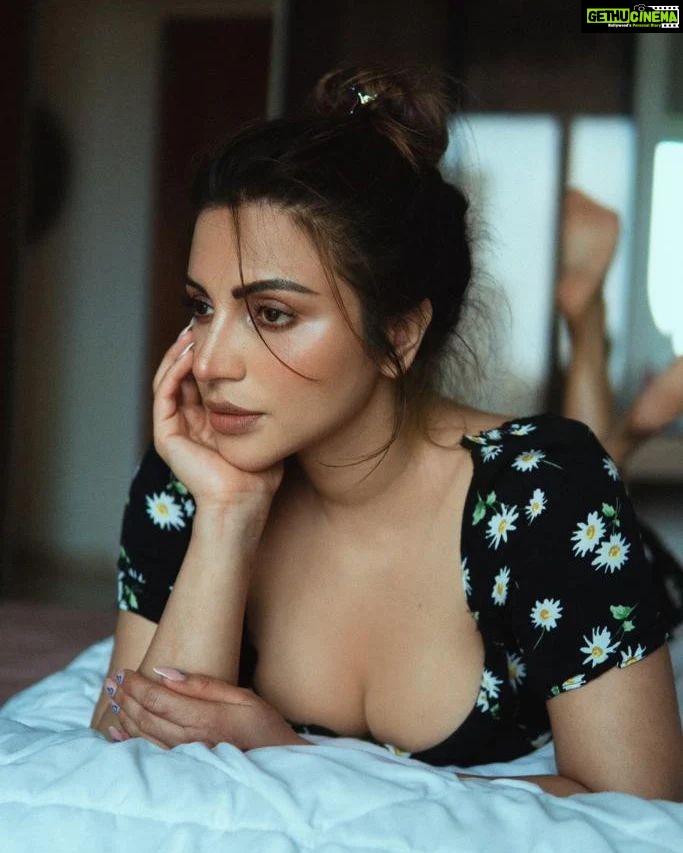 Shama Sikander Instagram - Tere khayaal mein jab bekhayaal hoti hoon, jara si der ko he sahi bemisaal hoti hoon.... . . . #shayari #love #photoshootdairies #photoshoot #loveyourself #happysunday #mood #actorslife #mumbai #shamasikander Mumbai, Maharashtra