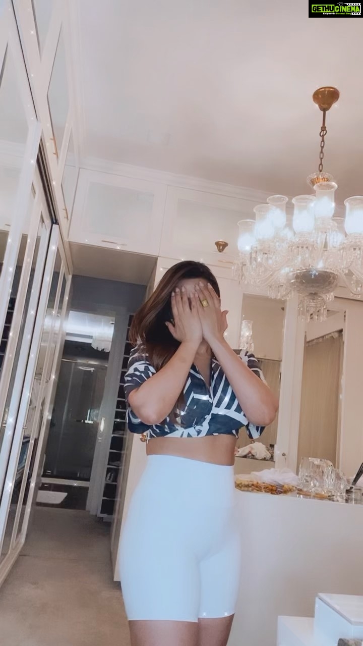 Shama Sikander Instagram - Chalo yaar itna negative news dekhne se thoda break lete hain... aao dance karte hain.... #reels #reelsinstagram #reelitfeelit #dance #love #fan #lit #swag #dancechallenge