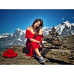 Shama Sikander Instagram - Nature is calling meeee.....i hear you .... i feel you.... i miss you😇🥰 Mother Earth has such healing powers , it just wraps us in its invisible arms and nourishes us, our souls, our being.... i am so grateful to be living, breathing on this beautiful planet and I’m soooo grateful universe chose me for this...😇🙏🏻🥰 . . #nature #travellife #mountains #adventure #grateful #peace #throwback #buddha #serene #mondayblues Lauterbrunnen, Switzerland