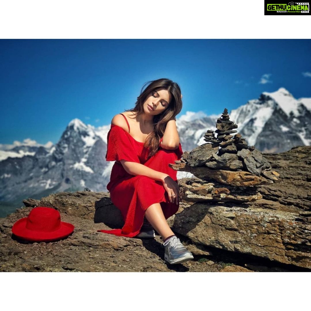 Shama Sikander Instagram - Nature is calling meeee.....i hear you .... i feel you.... i miss you😇🥰 Mother Earth has such healing powers , it just wraps us in its invisible arms and nourishes us, our souls, our being.... i am so grateful to be living, breathing on this beautiful planet and I’m soooo grateful universe chose me for this...😇🙏🏻🥰 . . #nature #travellife #mountains #adventure #grateful #peace #throwback #buddha #serene #mondayblues Lauterbrunnen, Switzerland