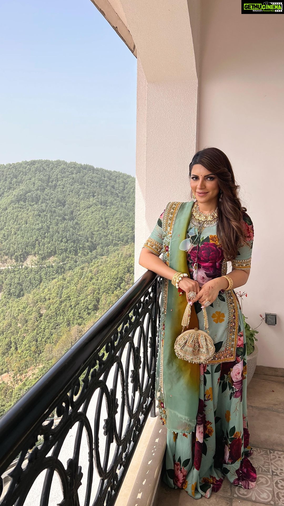Shama Sikander Instagram - Thoda hindustan thoda parisā¦.š„° #loveit #shamasikander #wedding #fun #fashion #indianfashion #ootd #trendingreels