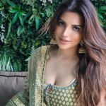 Shama Sikander Instagram - Eid UL Adha Mubarak aap sabko aur aapke chahne walon ko bahot sari duaein aur pyar aap sabko♥️😇 Styled by:- @simrankhera5 @styledbyayushidixit Outfit:- @maayera_jaipur Jewellery:- @meraki.mumbai Potli:- @eena.official . . #fashionicon #fashioniesta #eidmubark #eidaladha #mubarak #actor #bollywood #love #dua #pyaar #shamasikander Mumbai, Maharashtra