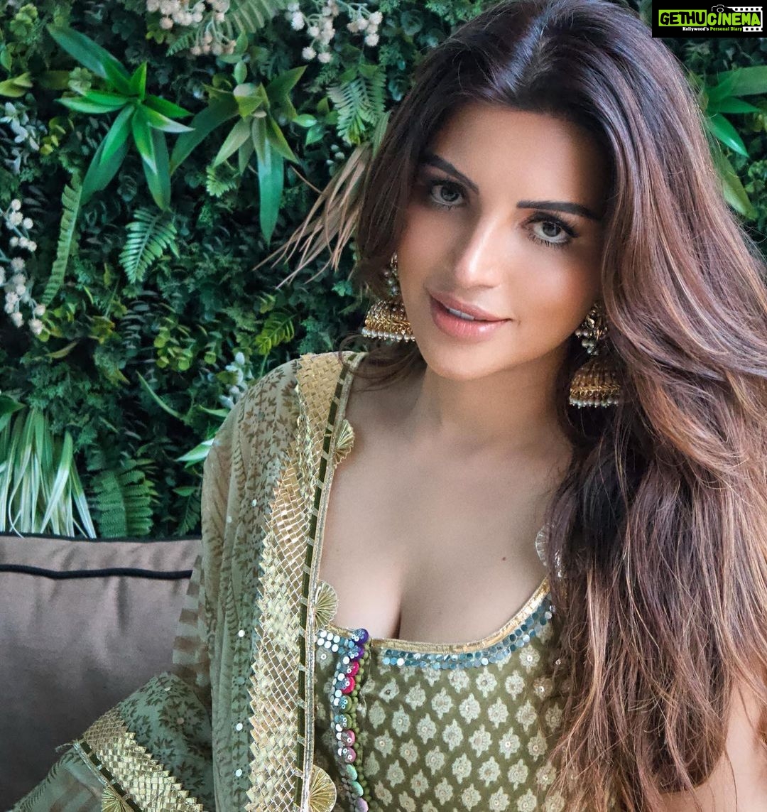 Shama Sikander Instagram - Eid UL Adha Mubarak aap sabko aur aapke chahne walon ko bahot sari duaein aur pyar aap sabko♥️😇 Styled by:- @simrankhera5 @styledbyayushidixit Outfit:- @maayera_jaipur Jewellery:- @meraki.mumbai Potli:- @eena.official . . #fashionicon #fashioniesta #eidmubark #eidaladha #mubarak #actor #bollywood #love #dua #pyaar #shamasikander Mumbai, Maharashtra