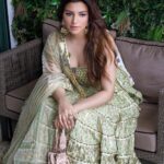 Shama Sikander Instagram - Eid UL Adha Mubarak aap sabko aur aapke chahne walon ko bahot sari duaein aur pyar aap sabko♥️😇 Styled by:- @simrankhera5 @styledbyayushidixit Outfit:- @maayera_jaipur Jewellery:- @meraki.mumbai Potli:- @eena.official . . #fashionicon #fashioniesta #eidmubark #eidaladha #mubarak #actor #bollywood #love #dua #pyaar #shamasikander Mumbai, Maharashtra