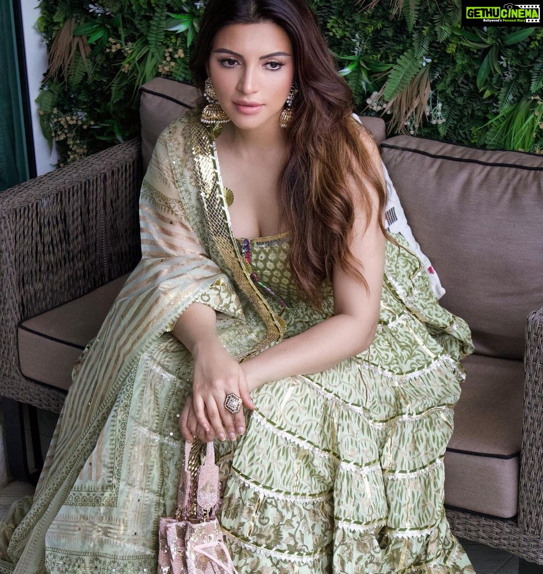 Shama Sikander Instagram - Eid UL Adha Mubarak aap sabko aur aapke chahne walon ko bahot sari duaein aur pyar aap sabko♥️😇 Styled by:- @simrankhera5 @styledbyayushidixit Outfit:- @maayera_jaipur Jewellery:- @meraki.mumbai Potli:- @eena.official . . #fashionicon #fashioniesta #eidmubark #eidaladha #mubarak #actor #bollywood #love #dua #pyaar #shamasikander Mumbai, Maharashtra