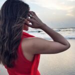 Shama Sikander Instagram – Shades of red….🥰❤️
.
.
.
#passion #love #happiness #beach #life #photography Mumbai, Maharashtra