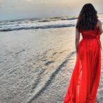 Shama Sikander Instagram - Shades of red....🥰❤️ . . . #passion #love #happiness #beach #life #photography Mumbai, Maharashtra