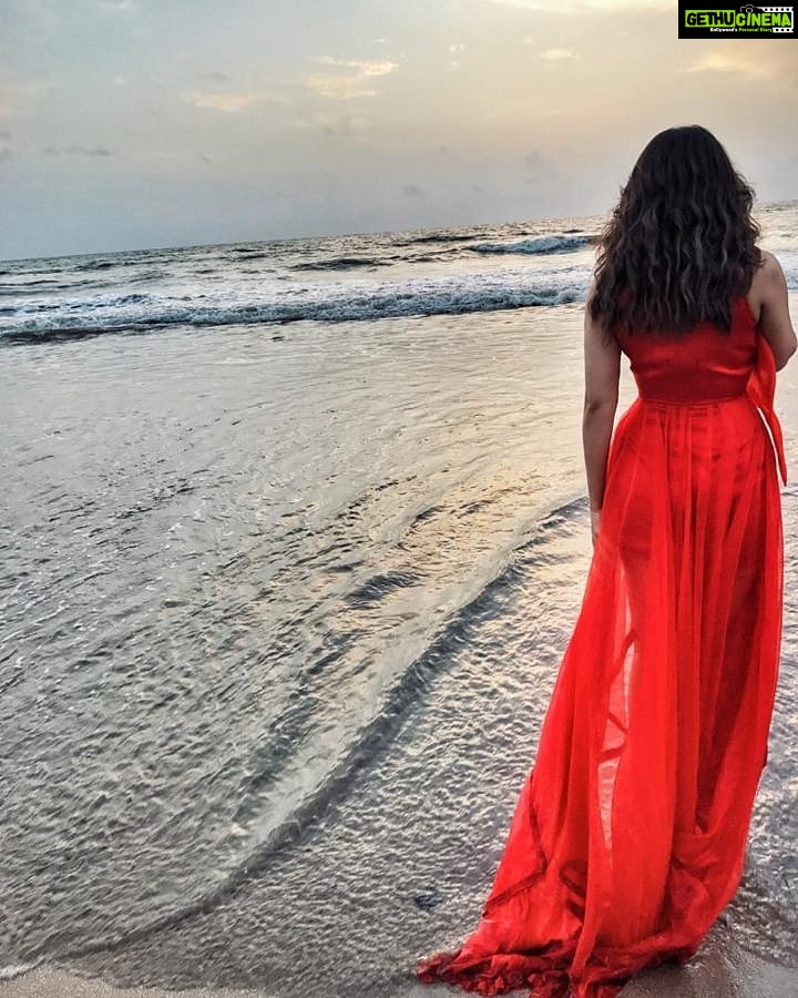 Shama Sikander Instagram - Shades of red....🥰❤️ . . . #passion #love #happiness #beach #life #photography Mumbai, Maharashtra