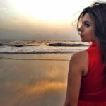 Shama Sikander Instagram - Shades of red....🥰❤️ . . . #passion #love #happiness #beach #life #photography Mumbai, Maharashtra