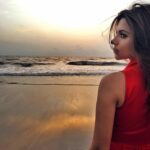 Shama Sikander Instagram – Shades of red….🥰❤️
.
.
.
#passion #love #happiness #beach #life #photography Mumbai, Maharashtra