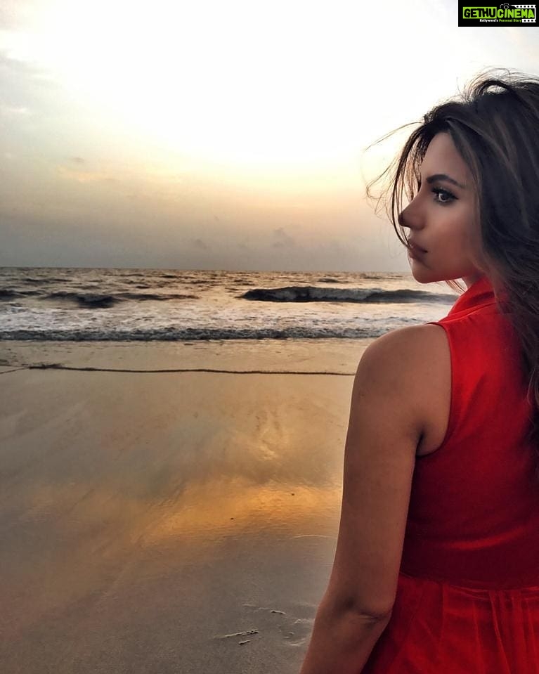 Shama Sikander Instagram - Shades of red....🥰❤️ . . . #passion #love #happiness #beach #life #photography Mumbai, Maharashtra