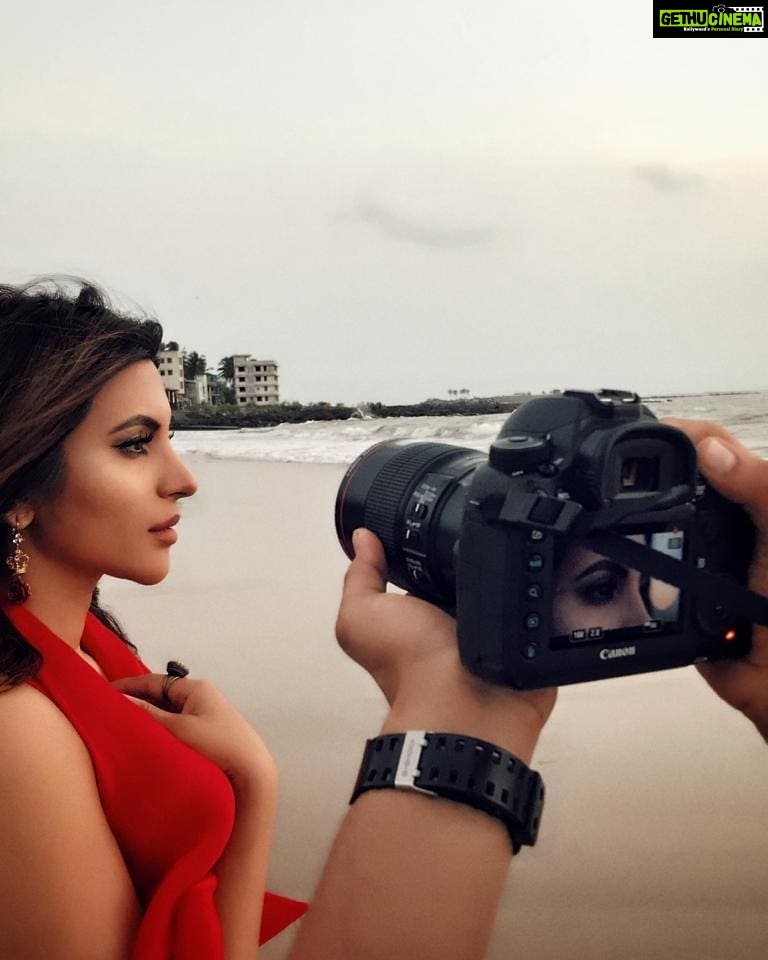 Shama Sikander Instagram - Shades of red....🥰❤️ . . . #passion #love #happiness #beach #life #photography Mumbai, Maharashtra