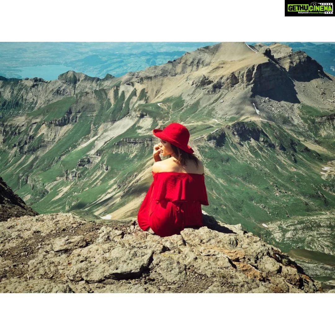 Shama Sikander Instagram - Nature is calling meeee.....i hear you .... i feel you.... i miss you😇🥰 Mother Earth has such healing powers , it just wraps us in its invisible arms and nourishes us, our souls, our being.... i am so grateful to be living, breathing on this beautiful planet and I’m soooo grateful universe chose me for this...😇🙏🏻🥰 . . #nature #travellife #mountains #adventure #grateful #peace #throwback #buddha #serene #mondayblues Lauterbrunnen, Switzerland