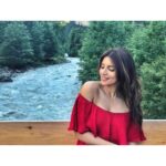 Shama Sikander Instagram - Nature is calling meeee.....i hear you .... i feel you.... i miss you😇🥰 Mother Earth has such healing powers , it just wraps us in its invisible arms and nourishes us, our souls, our being.... i am so grateful to be living, breathing on this beautiful planet and I’m soooo grateful universe chose me for this...😇🙏🏻🥰 . . #nature #travellife #mountains #adventure #grateful #peace #throwback #buddha #serene #mondayblues Lauterbrunnen, Switzerland