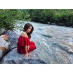Shama Sikander Instagram - Nature is calling meeee.....i hear you .... i feel you.... i miss you😇🥰 Mother Earth has such healing powers , it just wraps us in its invisible arms and nourishes us, our souls, our being.... i am so grateful to be living, breathing on this beautiful planet and I’m soooo grateful universe chose me for this...😇🙏🏻🥰 . . #nature #travellife #mountains #adventure #grateful #peace #throwback #buddha #serene #mondayblues Lauterbrunnen, Switzerland
