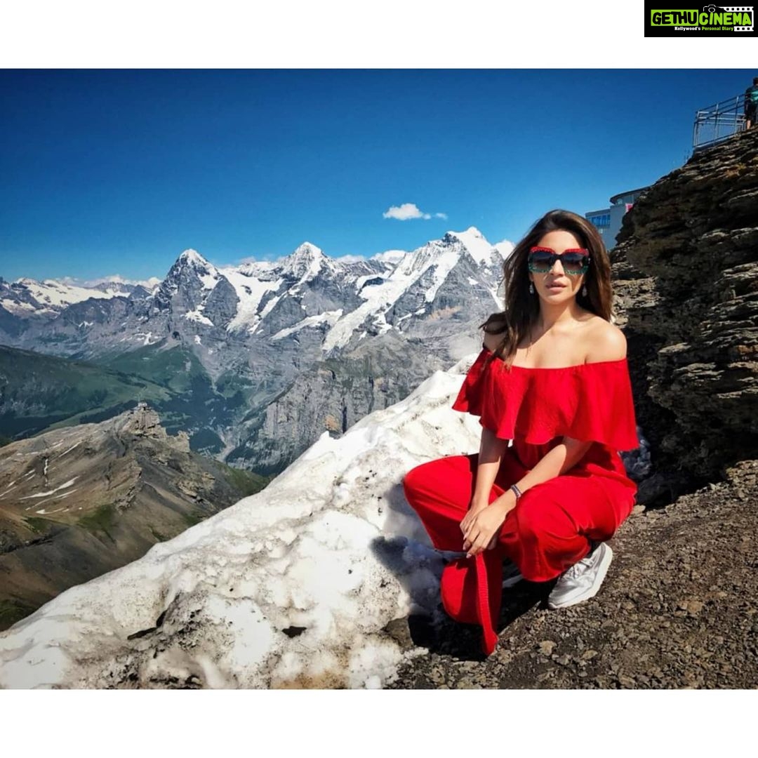 Shama Sikander Instagram - Nature is calling meeee.....i hear you .... i feel you.... i miss you😇🥰 Mother Earth has such healing powers , it just wraps us in its invisible arms and nourishes us, our souls, our being.... i am so grateful to be living, breathing on this beautiful planet and I’m soooo grateful universe chose me for this...😇🙏🏻🥰 . . #nature #travellife #mountains #adventure #grateful #peace #throwback #buddha #serene #mondayblues Lauterbrunnen, Switzerland
