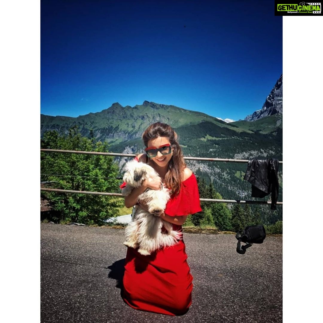 Shama Sikander Instagram - Nature is calling meeee.....i hear you .... i feel you.... i miss you😇🥰 Mother Earth has such healing powers , it just wraps us in its invisible arms and nourishes us, our souls, our being.... i am so grateful to be living, breathing on this beautiful planet and I’m soooo grateful universe chose me for this...😇🙏🏻🥰 . . #nature #travellife #mountains #adventure #grateful #peace #throwback #buddha #serene #mondayblues Lauterbrunnen, Switzerland