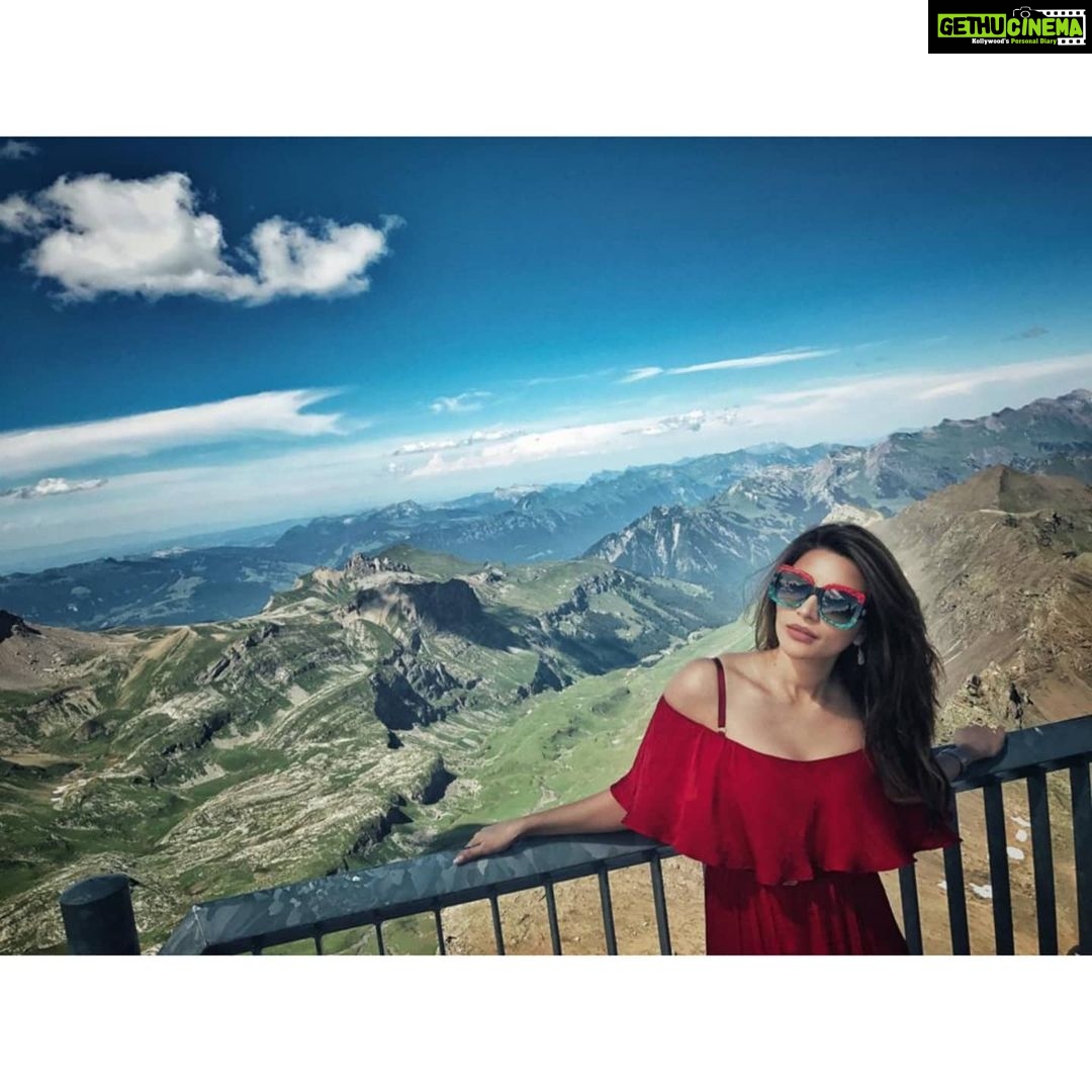 Shama Sikander Instagram - Nature is calling meeee.....i hear you .... i feel you.... i miss you😇🥰 Mother Earth has such healing powers , it just wraps us in its invisible arms and nourishes us, our souls, our being.... i am so grateful to be living, breathing on this beautiful planet and I’m soooo grateful universe chose me for this...😇🙏🏻🥰 . . #nature #travellife #mountains #adventure #grateful #peace #throwback #buddha #serene #mondayblues Lauterbrunnen, Switzerland