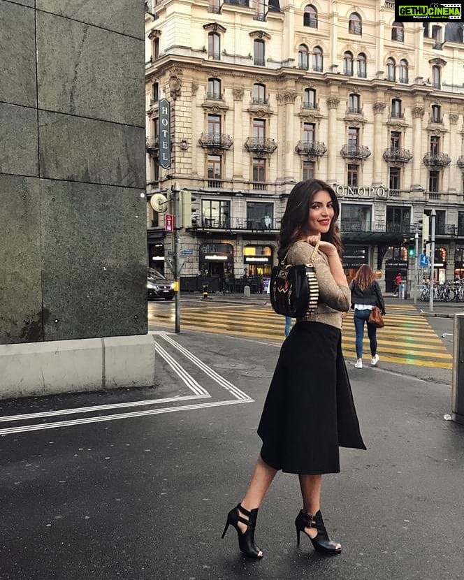 Shama Sikander Instagram - move, pause, keep moving... 😇 . . #travel #fashion #happiness #beautiful #vacation #move #pause #moving #wonderful_places I #me #style #gorgeous #beauty #believe #selflove #tbt #peace #goodvibes #switzerland #europe Luzern, Switzerland