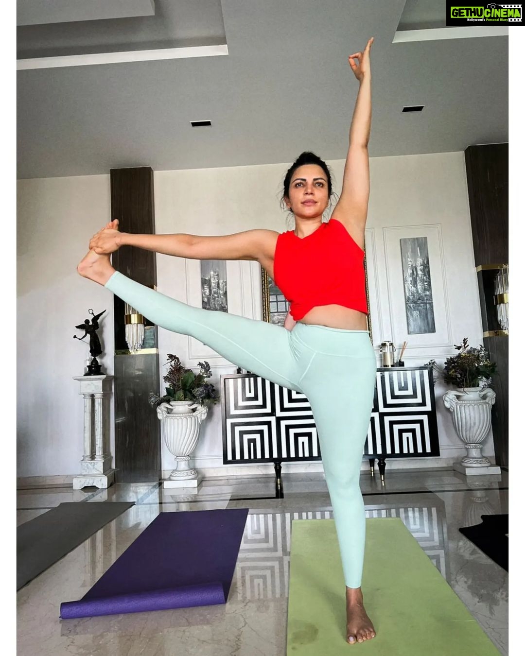 Shama Sikander Instagram - Definition of Yoga 🧘♀️ Yoga is a physical, mental and spiritual practice that originated in ancient India. The word yoga is derived from the Sanskrit root yuj, meaning “to yoke,” or “to unite”. The practice aims to create union between body, mind and spirit, as well as between the individual self and universal consciousness. Such a union tends to neutralize ego-driven thoughts and behaviours, creating a sense of spiritual awakening…. International yoga divas par aap sabko mera shat shat pranam🙏🏻😇 Aur bahot bahot aabhar mere guruwon ka jinki madad se meri ye journey yahan tak pahunchi thank you @chaitanyatirth and @rohitflowyoga 🙏🏻🙏🏻 . . #happyinternationalyogaday #yoga #yogaday2022 #internationalyogaday #motivation #strength #positivity #blessed #shamasikander Mumbai, Maharashtra
