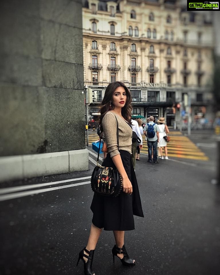 Shama Sikander Instagram - move, pause, keep moving... 😇 . . #travel #fashion #happiness #beautiful #vacation #move #pause #moving #wonderful_places I #me #style #gorgeous #beauty #believe #selflove #tbt #peace #goodvibes #switzerland #europe Luzern, Switzerland