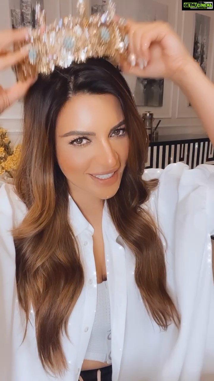 Shama Sikander Instagram - Juliet (all girls) you are a queen don’t ever doubt that.💪🏻 #girlpower #feelinit #feelingthelove #reels #reelsinstagram #reelitfeelit #reelsvideo #reelkarofeelkaro #inspiration #inspirational #girlpower #queen #headhigh #bestrong #feelthepower