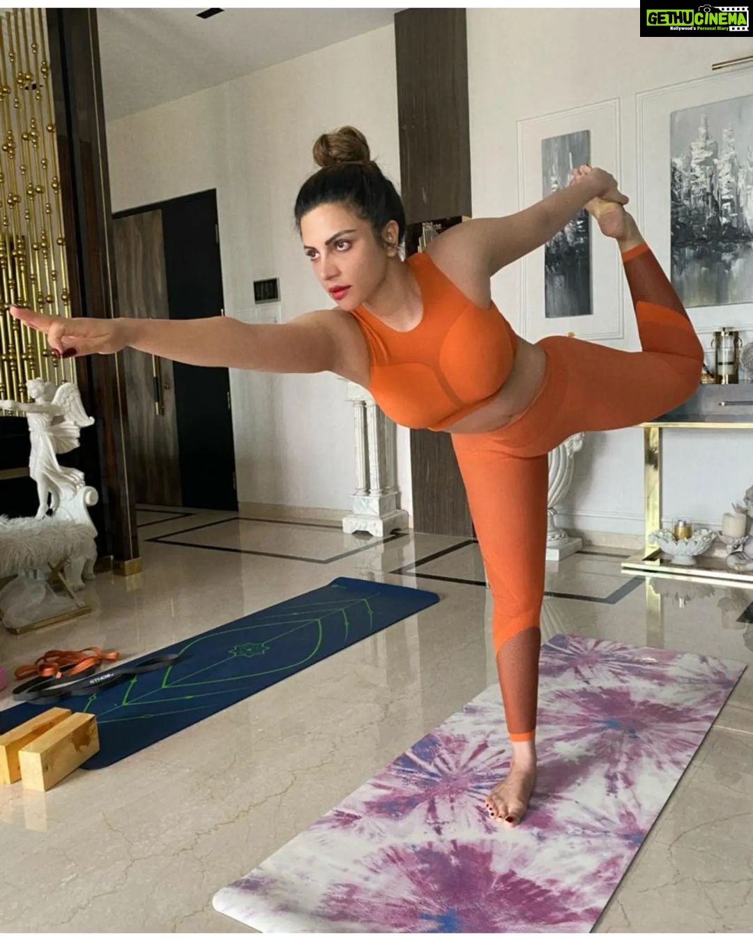 Shama Sikander Instagram - Definition of Yoga 🧘♀️ Yoga is a physical, mental and spiritual practice that originated in ancient India. The word yoga is derived from the Sanskrit root yuj, meaning “to yoke,” or “to unite”. The practice aims to create union between body, mind and spirit, as well as between the individual self and universal consciousness. Such a union tends to neutralize ego-driven thoughts and behaviours, creating a sense of spiritual awakening…. International yoga divas par aap sabko mera shat shat pranam🙏🏻😇 Aur bahot bahot aabhar mere guruwon ka jinki madad se meri ye journey yahan tak pahunchi thank you @chaitanyatirth and @rohitflowyoga 🙏🏻🙏🏻 . . #happyinternationalyogaday #yoga #yogaday2022 #internationalyogaday #motivation #strength #positivity #blessed #shamasikander Mumbai, Maharashtra