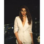 Shama Sikander Instagram - Some people grumble that roses have thorns, I am grateful that thorns have roses.... . . #beautiful #eyes #photooftheday #love #life #happy #cute #hair #style #fashion #loveyourself #nature #motivation #selflove #inspiration #positivevibes #instagram #portrait #post