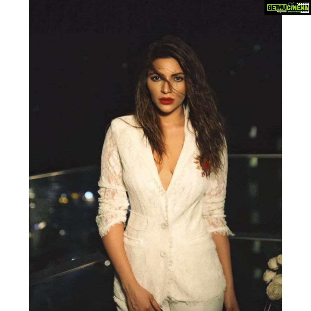 Shama Sikander Instagram - Some people grumble that roses have thorns, I am grateful that thorns have roses.... . . #beautiful #eyes #photooftheday #love #life #happy #cute #hair #style #fashion #loveyourself #nature #motivation #selflove #inspiration #positivevibes #instagram #portrait #post