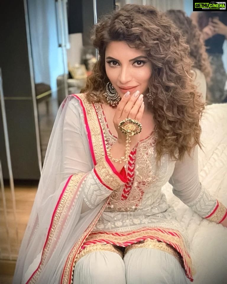 Shama Sikander Instagram - Ramzan Mubarak aapko....😇