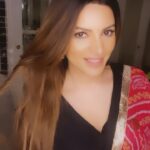 Shama Sikander Instagram - Chocolate 🍫 saying this to me....😜😜😜😜😜😜😜😋😋😋😋 #romance #romantic #romanticvideos #remixthis #remixonreels #reelsinstagram #reels #reelitfeelit #reelkarofeelkaro #mereashiquitumsehi #muhobbat #reelsindia #remixonreels #formyfans #formylover #fun #love #iloveyou #indian #indiangirls #aajkiladkiyaan #ishq #pyar #pyaar