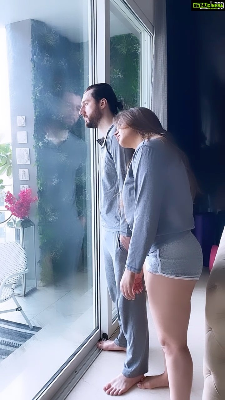 Shama Sikander Instagram - This is how we do...😆😆😆 How about you!! #lockdown2021 #sundayvibes #lockedup #comedy #comedyvideos #comedyreels #reels #reelsinstagram #reelitfeelit #reelkarofeelkaro #happysunday #lazysunday #lockdownmemes #lockdowndiaries