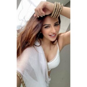 Shama Sikander Instagram - Meri bindiya, meri chudhi,mere kangna, mera kaajal tujhko paagal na bana de.... to kehna...☺️